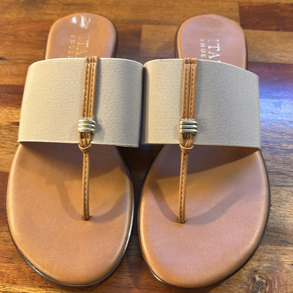 NWOB Italian Shoemakers size 7.5 women’s thong sandals, tan and gold - Picture 2 of 3